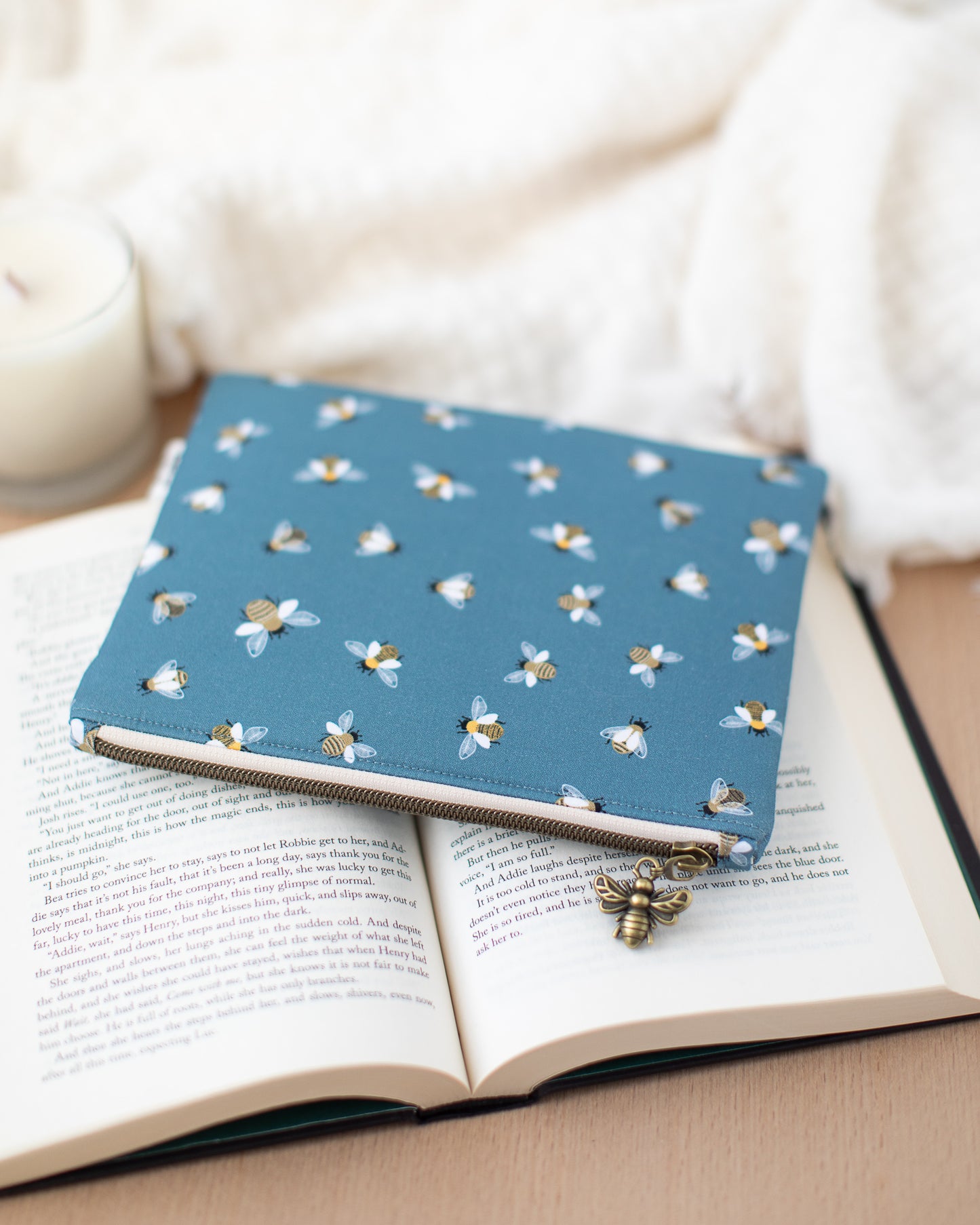 Busy Bees E-Reader Zipper Sleeve