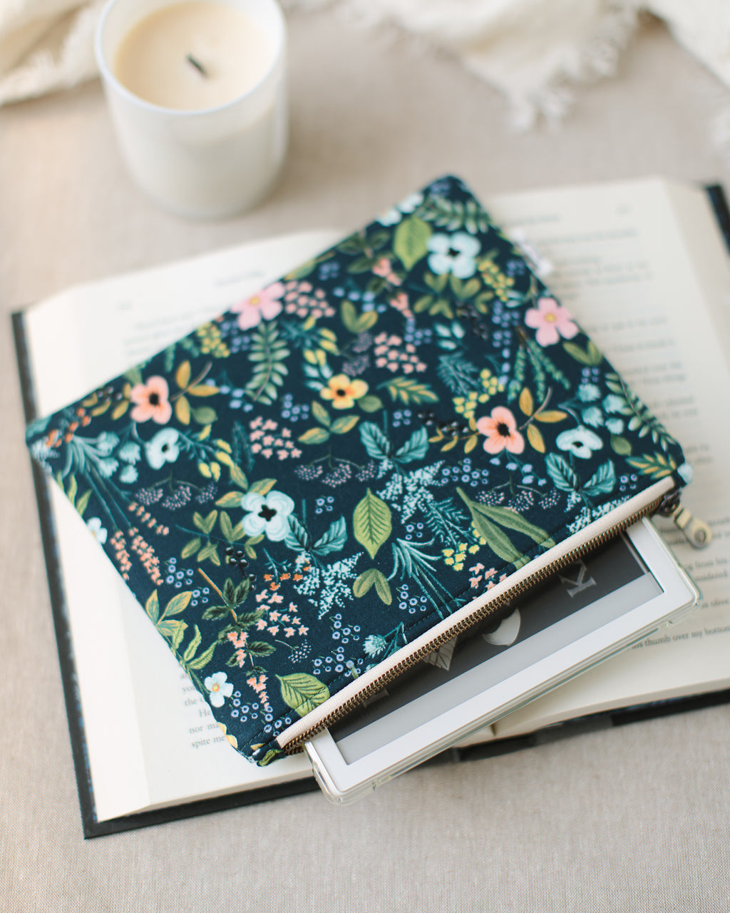 Midnight Garden Zipper E-Reader Sleeve