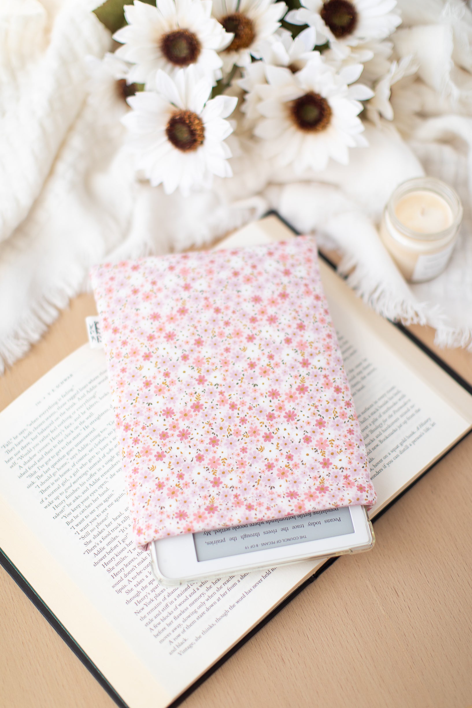 Pink Daisy Book Sleeve